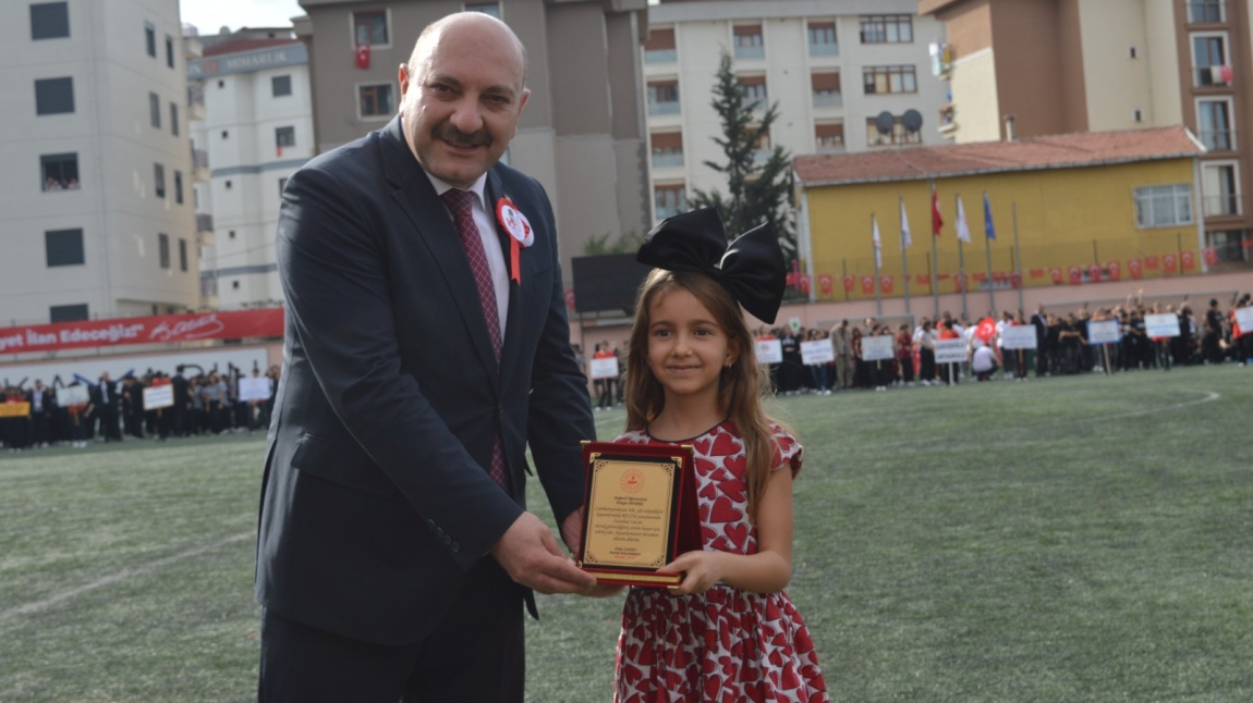 29 Ekim Cumhuriyet Bayramı resim yarışmasında İstanbul İl 1. Si olan öğrencimiz Simge ORTAKCI ödülünü düzenlenen törende Kartal Kaymakamımız Sn. Edip ÇAKICI’nın elinden almıştır.
