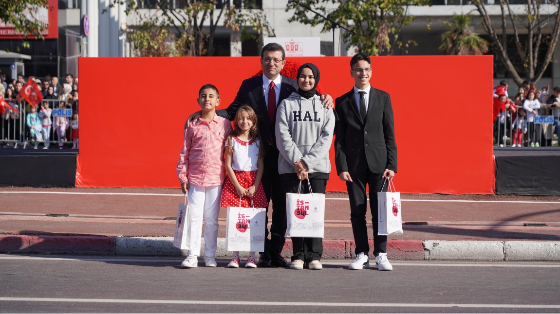 İstanbul İl Milli Eğitim Müdürlüğünün düzenlediği ‘Cumhuriyet Bayramı Resim Yarışmasında okulumuz 4-G sınıfı öğrencisi Simge ORTAKCI İl 3. sü olmuştur.