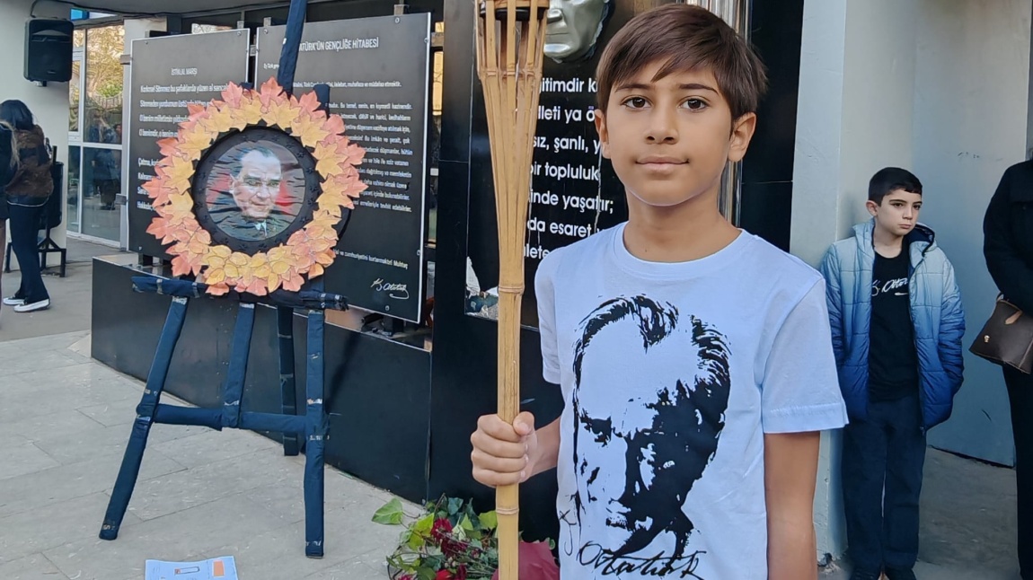 Bazı bakışlar geleceğe ışık tutar.. Gazi Musta Kemal Atatürk’ü sevgi, saygı ve rahmetle anıyoruz 